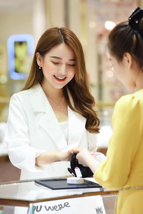 Nàng hotgirl Nga Thúy Nguyễn cũng đăng tải những bức hình đáng nhớ của mình với trang sức vàng gắn đá Swarovski. Lấy cảm hứng từ đường phố mùa lễ hội cuối năm, các viên đá Swarovski phản chiếu ánh sáng lấp lánh, hút mắt, trở thành món phụ kiện không thể thiếu của các cô gái hiện đại, cá tính, giàu đam mê.