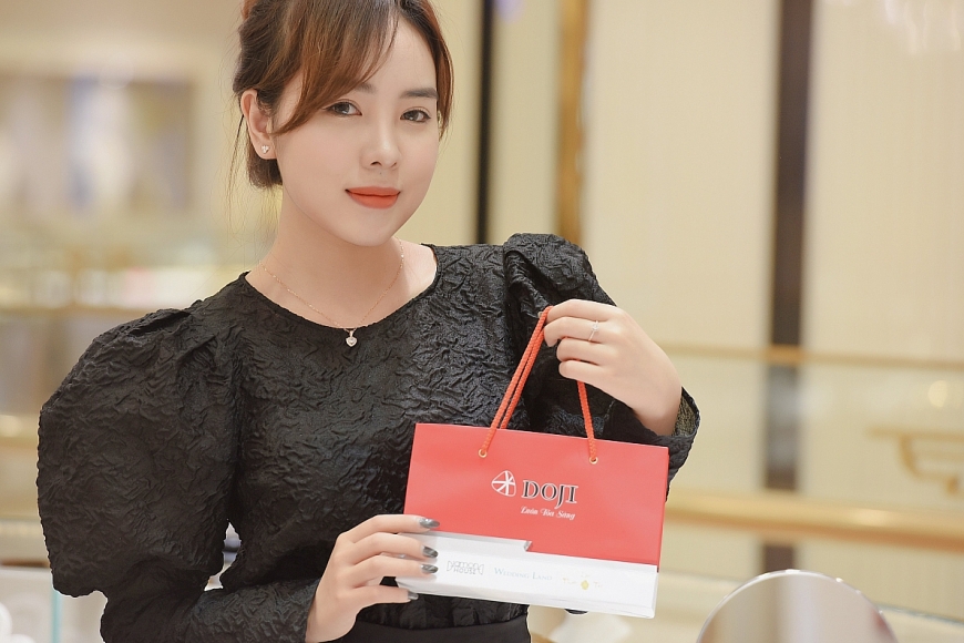 Kết thúc năm 2020, hot girl Vân Min không bỏ lỡ cơ hội sở hữu trang sức vàng gắn đá Swarovski của DOJI. Kết hợp hoàn hảo với bộ đồ “sang chảnh”, cô nàng cũng chia sẻ những ưu đãi bất ngờ, đặc biệt là cơ hội nhận iPhone 12 Pro cùng hàng chục lượng vàng khi mua sắm tại DOJI từ nay tới 03/01/2021.