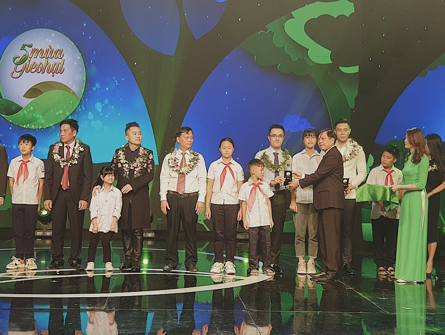 Ông Nguyễn Quang Thái, Giám đốc Phát triển Hoạt động Cộng đồng Vinamilk nhận kỷ niệm chương cho hành trình Vinamilk đồng hành cùng Cặp lá yêu thương 