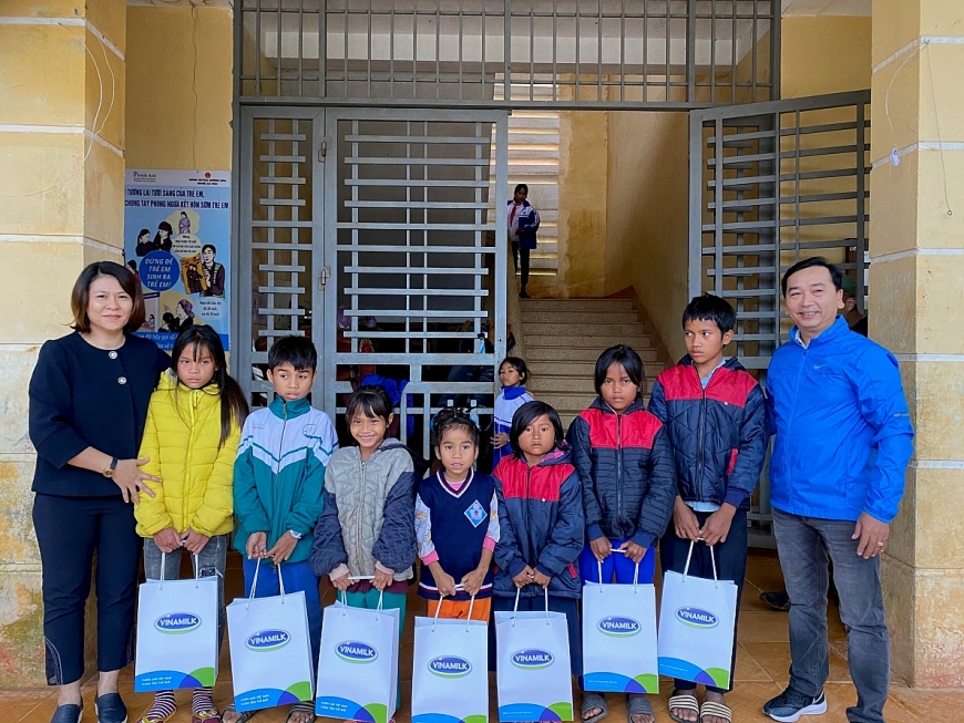 Đại diện Vinamilk trao những phần quà dinh dưỡng tới các em nhỏ tại Trường Phổ thông dân tộc bán trú THCS Húc
