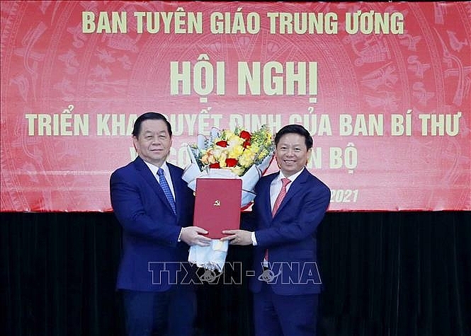 Đồng chí Nguyễn Trọng Nghĩa, Bí thư Trung ương Đảng, Trưởng Ban Tuyên giáo Trung ương trao Quyết định bổ nhiệm Phó trưởng Ban Tuyên giáo Trung ương cho đồng chí Trần Thanh Lâm. Ảnh: Phương Hoa/TTXVN