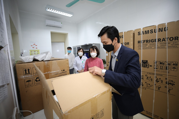 Đại diện Tập đoàn Tân Hoàng Minh và Sở Y tế tỉnh Thái Nguyên kiểm tra các trang thiết bị và Kit xét nghiệm