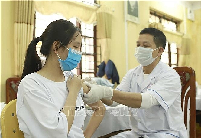 Tiêm vaccine phòng COVID-19 cho người từ 12 đến 17 tuổi tại huyện Tam Đảo, tỉnh Vĩnh Phúc. Ảnh: Hoàng Hùng/TTXVN