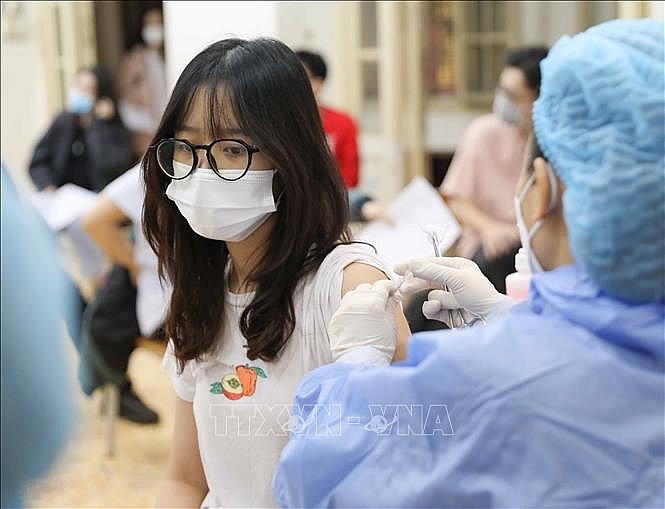 Tiêm vaccine phòng COVID-19 cho học sinh Trường THPT Trần Phú, quận Hoàn Kiếm, Hà Nội. Ảnh: Thanh Tùng/TTXVN