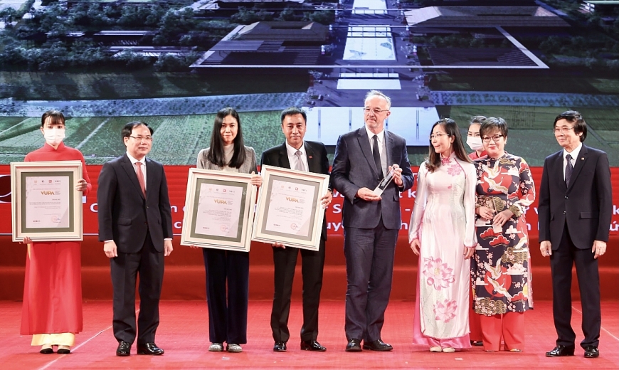 Ông Nguyễn Anh Tuấn, Phó Tổng Giám đốc T&T Group thay mặt Tập đoàn nhận giải Đặc biệt cho đồ án “Quy hoạch Bảo tồn, tôn tạo và phát huy giá trị Di tích Quốc gia đặc biệt Khu lưu niệm Chủ tịch Hồ Chí Minh tại Kim Liên, Nam Đàn, Nghệ An”