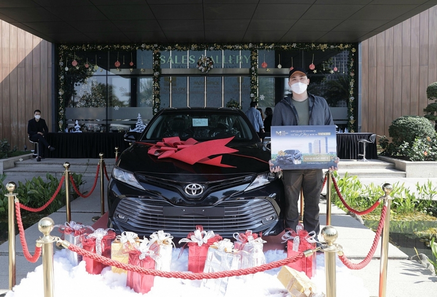 Niềm vui “nhân đôi” với chủ nhân giải Đặc biệt bên chiếc xe ô tô Camry 