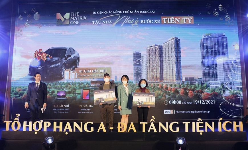 Bà Nguyễn Thị Hồng Huệ đại diện Chủ đầu tư trao giải Đặc biệt và giải Nhất cho 2 khách hàng may mắn