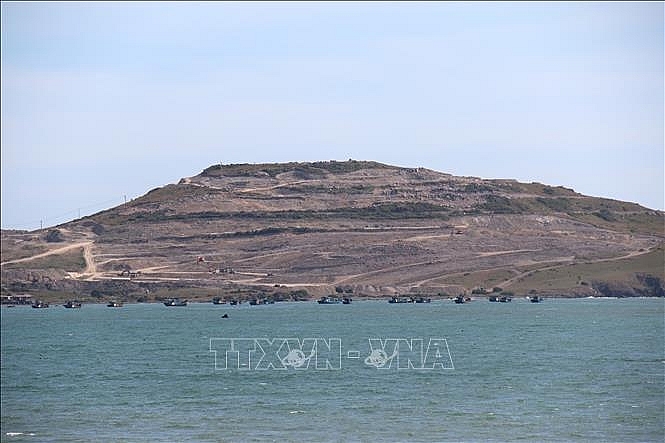 Hòn Rơm bị san ủi nham nhở làm dự án, trong khi chủ đầu tư hiện vẫn chưa có báo cáo đánh giá tác động môi trường và giấy phép xây dựng. 