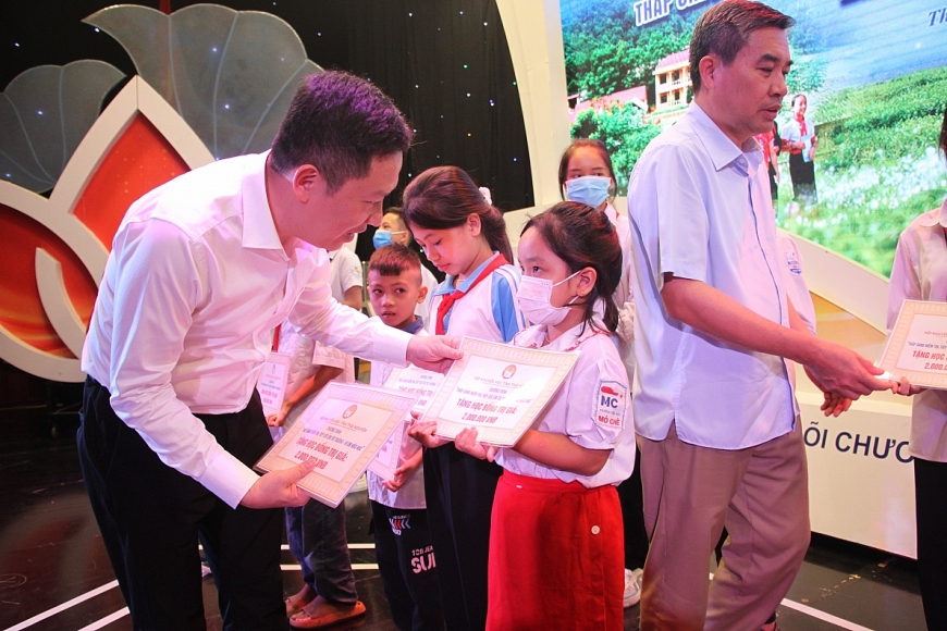 Trao học bổng cho học sinh nghèo - tiếp sức em đến trường