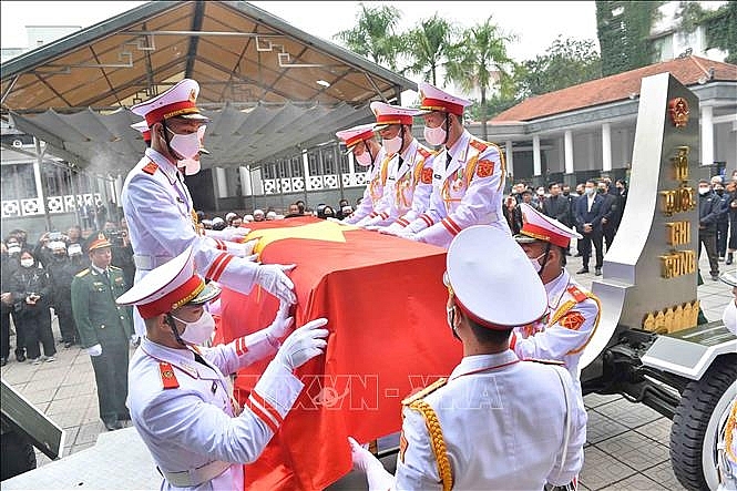 Nghi thức phủ Quốc kỳ lên linh cữu. Ảnh: Minh Đức/TTXVN