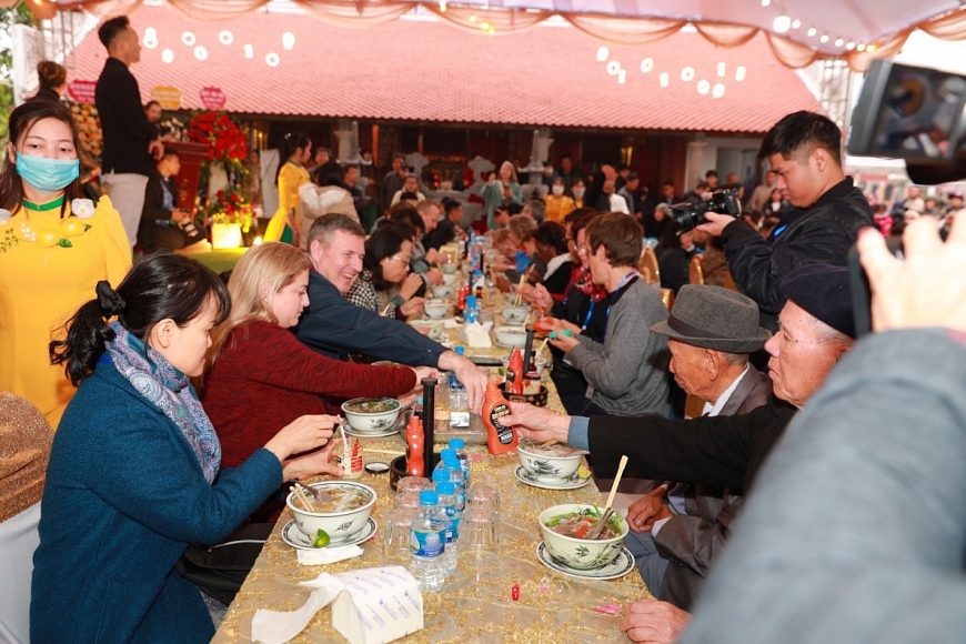 Dù người Việt hay người nước ngoài cũng rất quen thuộc với tương ớt CHIN-SU