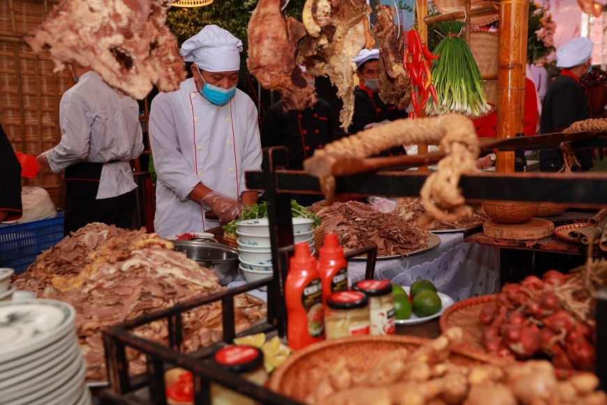 Gian hàng nào cũng có sự xuất hiện của tương ớt phở CHIN-SU