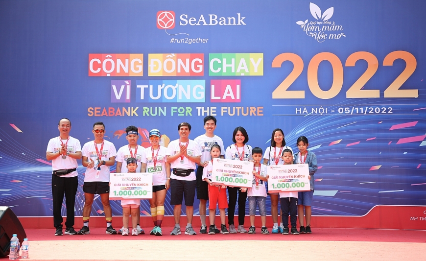 SeABank Run For The Future đề cao trách nhiệm cộng đồng khi trao tặng gần 100 suất học bổng với tổng giá trị gần 9,2 tỷ đồng cho các em học sinh có hoàn cảnh khó khăn trên toàn quốc thông qua giải chạy