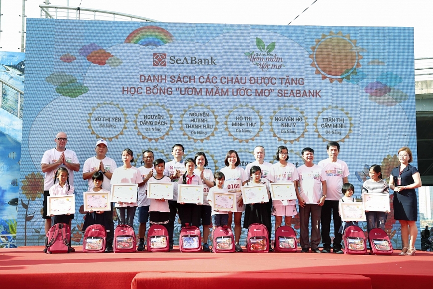 SeABank Run For The Future đề cao trách nhiệm cộng đồng khi trao tặng gần 100 suất học bổng với tổng giá trị gần 9,2 tỷ đồng cho các em học sinh có hoàn cảnh khó khăn trên toàn quốc thông qua giải chạy