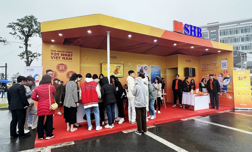 Gian hàng của SHB ấn tượng và bắt mắt thu hút nhiều sự quan tâm của các đại biểu và các bạn sinh viên Gian hàng của SHB ấn tượng và bắt mắt thu hút nhiều sự quan tâm của các đại biểu và các bạn sinh viên