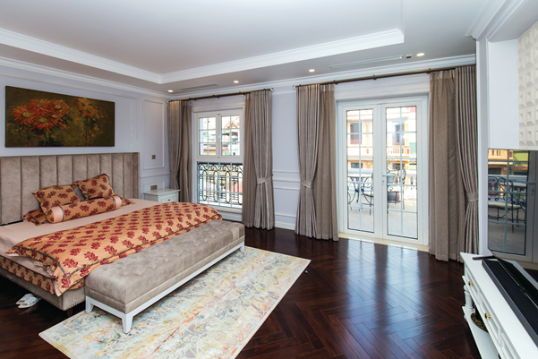 Lắp đặt cửa nhựa lõi thép kiểu mở quay cho phòng ngủ đảm bảo khả năng cách âm tối ưu nhất, tạo không gian riêng tư cho người sử dụng