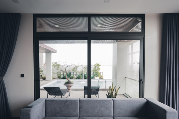 Cửa nhôm cách âm lắp đặt ở ban công tạo không gian mở kết nối, đủ yên tĩnh để thư giãn khi cần