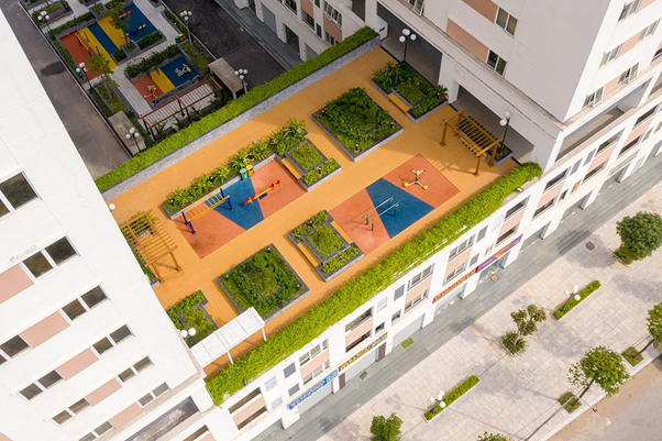 Khu sân vườn trên cao và cây xanh được bố trí xung quanh Eurowindow River Park giúp kiến tạo không gian sống trong lành, thoáng mát. 