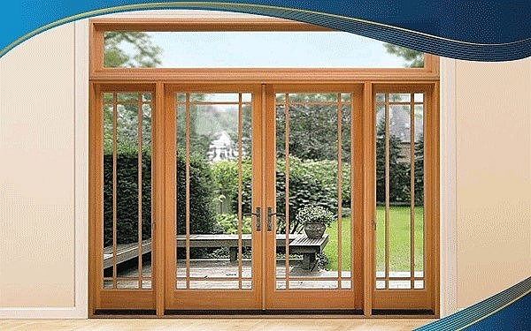 Cửa nhôm chia màu vân gỗ được nhiều người tiêu dùng lựa chọn thay cho cửa gỗ, phát huy lợi thế về khả năng lấy sáng, mở rộng tầm nhìn ra không gian xanh quanh nhà.