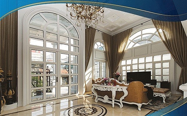 Cửa nhôm chia ô uốn vòm lắp đặt tại cửa đi chính căn biệt thự mang phong cách tân cổ điển, vừa đảm bảo chắc chắn an toàn, vừa nâng cao giá trị thẩm mỹ ngôi nhà