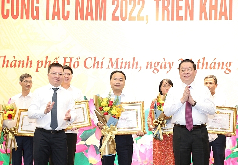  Các đồng chí lãnh đạo trao tặng Bằng khen cho các tập thể có thành tích xuất sắc trong công tác báo chí năm 2022.