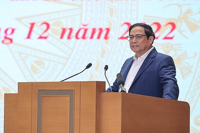 Thủ tướng nêu rõ năm 2023 dự báo thời cơ, thuận lợi và khó khăn, thách thức đan xen, nhưng khó khăn, thách thức nhiều hơn, lớn hơn. Nhiệm vụ chuyển đổi số quốc gia rất nặng nề, đòi hỏi chúng ta phải có quyết tâm cao, nỗ lực lớn, hành động quyết liệt, tập trung vào một số vấn đề trọng tâm- Ảnh: VGP/Nhật Bắc