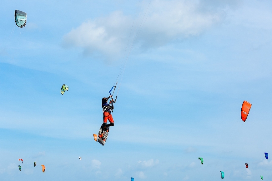 Biển Ninh Chữ - Ninh Hải đã trở thành điểm hẹn lướt ván diều của các vận động viên chuyên nghiệp khắp thế giới. Ảnh: Thanh Sơn