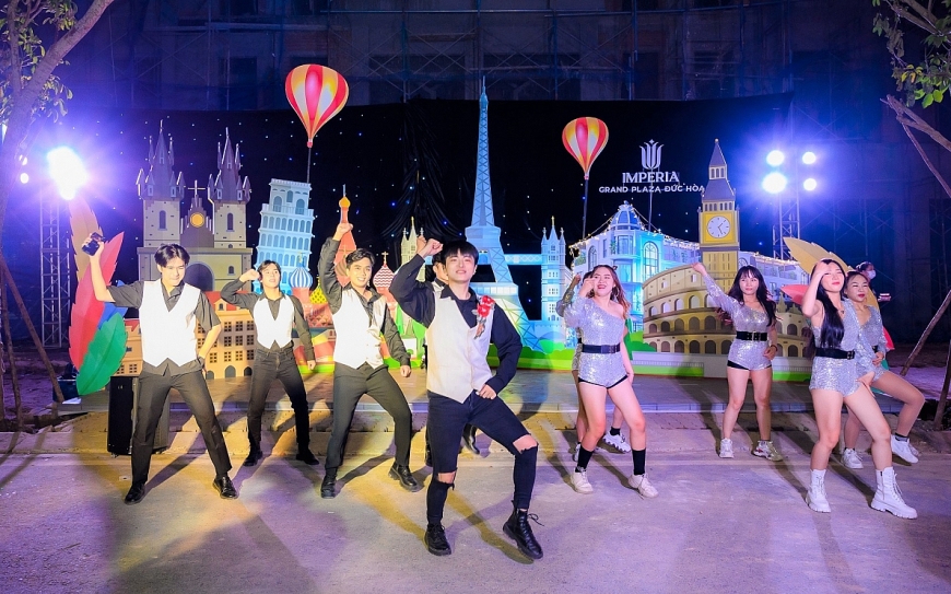 Cuồng nhiệt trong đại nhạc hội Giáng sinh trên tuyến phố Imperia Grand Plaza Đức Hoà