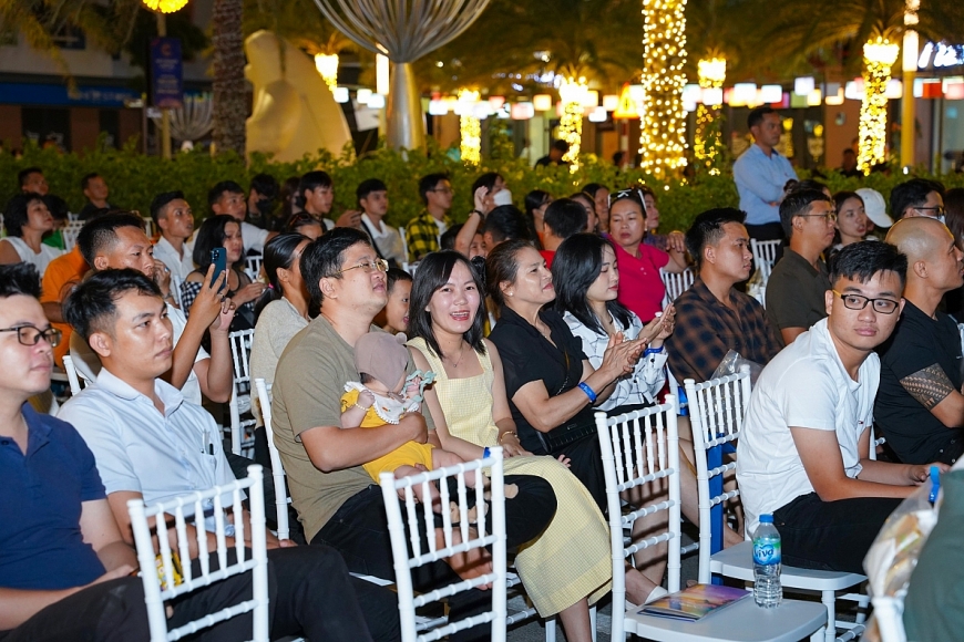 Khán giả hát và vỗ tay theo ca khúc We wish you Merry Christmas