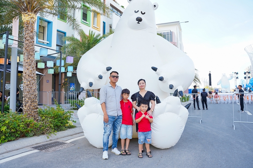 Các bạn nhỏ cùng gia đình thích thú check in cùng chú gấu Bắc Cực khổng lồ