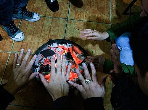 Cảnh báo tình trạng ngộ độc khí CO do sưởi ấm bằng than tổ ong