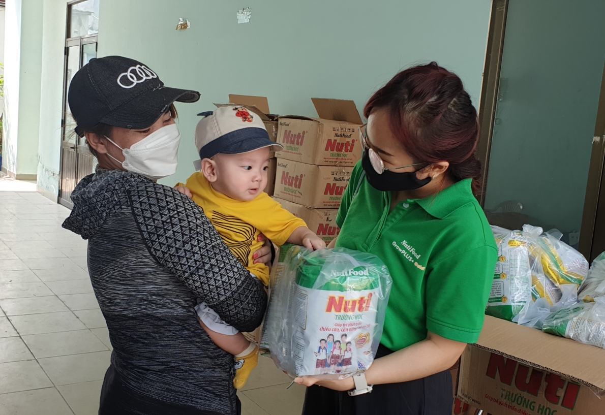 Quỹ Phát triển Tài năng Việt trao “Triệu phần quà san sẻ yêu thương” đến các hoàn cảnh khó khăn tại TP.Hồ Chí Minh