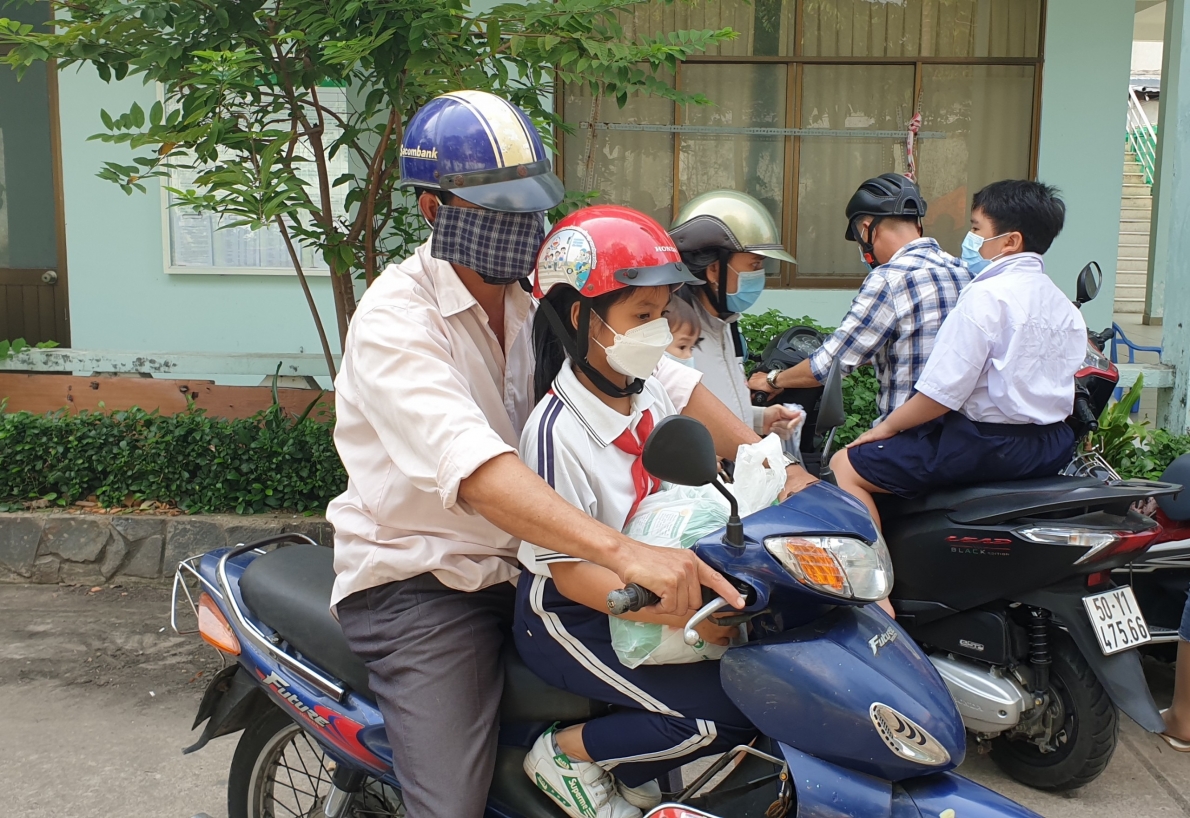 Quỹ Phát triển Tài năng Việt trao “Triệu phần quà san sẻ yêu thương” đến các hoàn cảnh khó khăn tại TP.Hồ Chí Minh