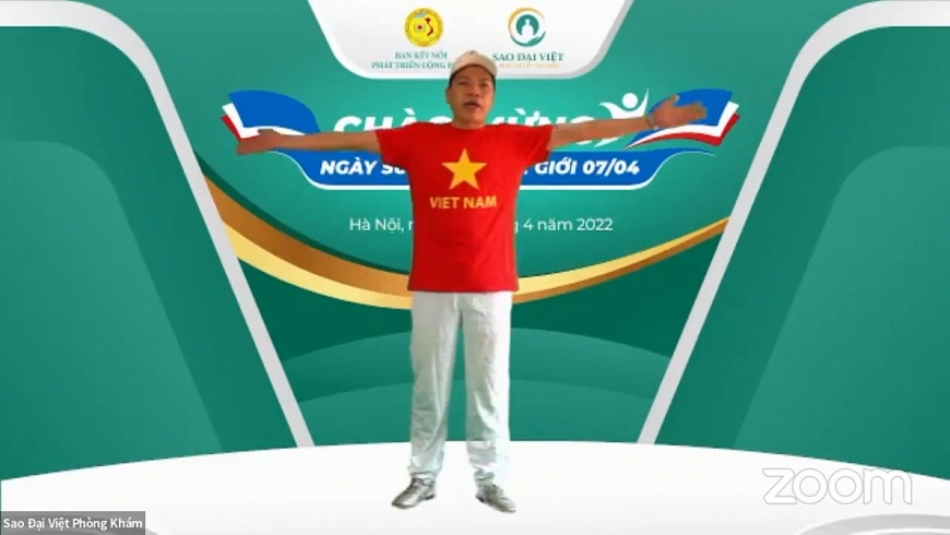 Bác sĩ Đỗ Nam Khánh điều hành phần đồng diễn