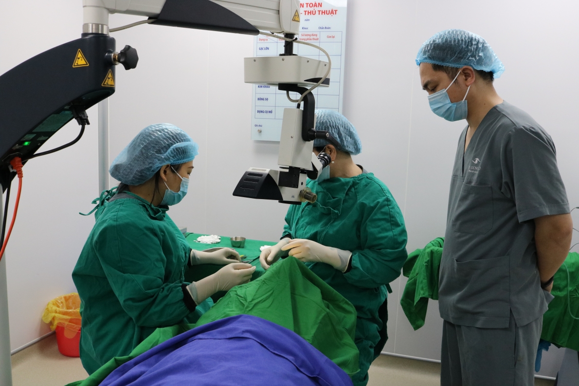 Bệnh viện Đông Đô: Ứng dụng công nghệ cao “tìm lại sự tự do cho đôi mắt”