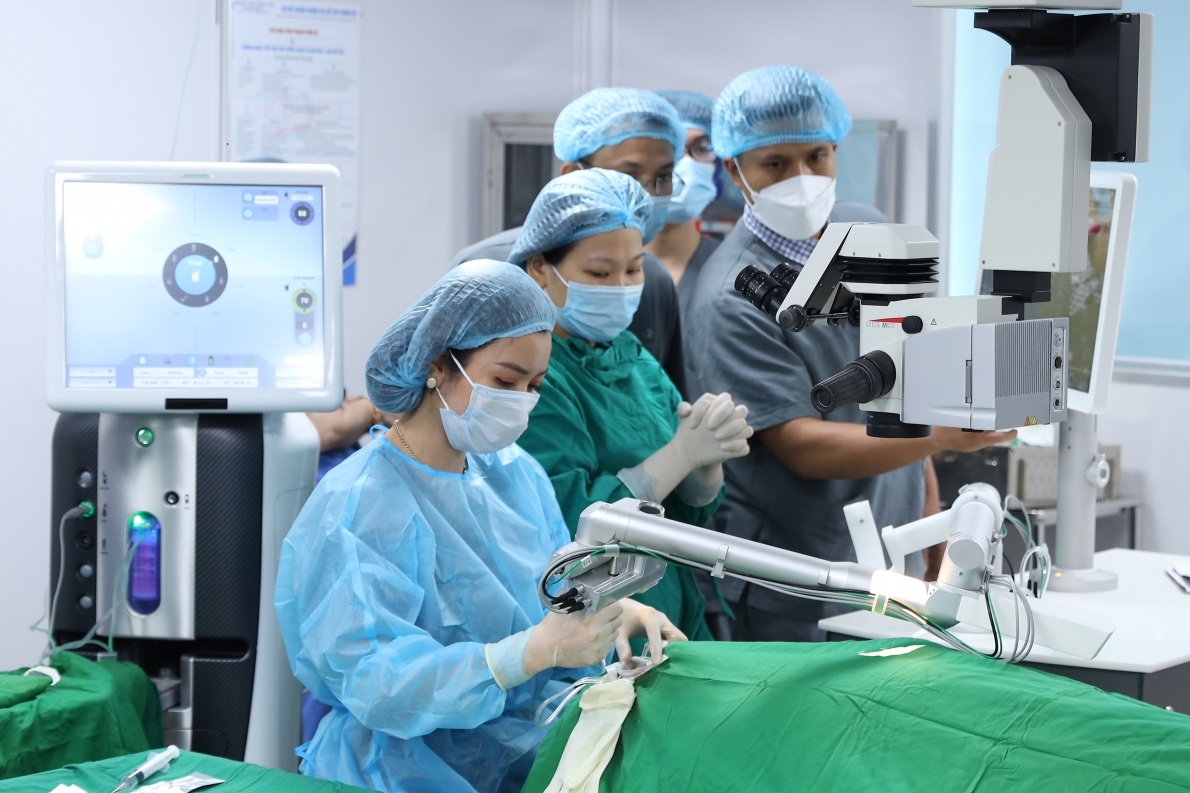 Bệnh viện Đông Đô: Ứng dụng công nghệ cao “tìm lại sự tự do cho đôi mắt”