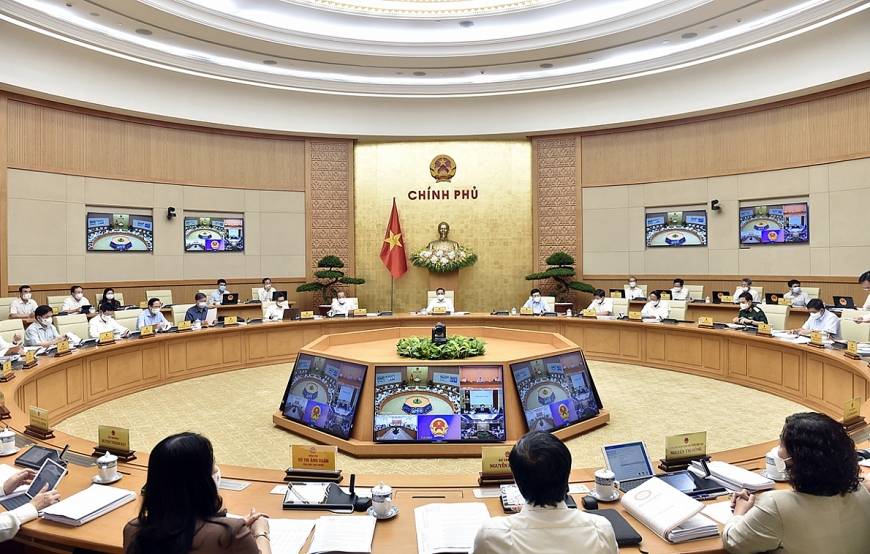 Tham dự phiên họp có Thủ tướng, các Phó Thủ tướng, Bộ trưởng các bộ, lãnh đạo các cơ quan Trung ương. Lãnh đạo các tỉnh, thành phố: Hà Nội, TPHCM, Bắc Giang, Bắc Ninh tham dự phiên họp theo hình thức trực tuyến tại các điểm cầu địa phương. Ảnh Chính Phủ