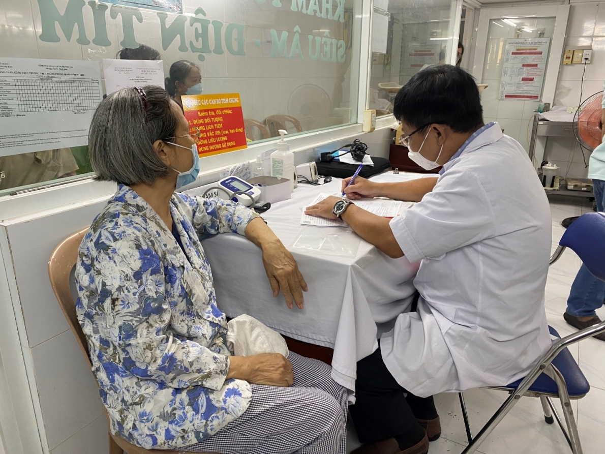 Tiêm nhắc lại vắc xin phòng COVID-19 để duy trì bền vững hiệu quả phòng, chống dịch COVID-19