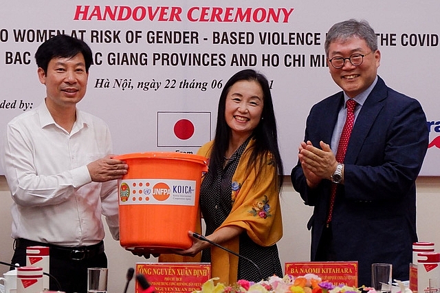 Bà Naomi Kitahara - Trưởng đại diện Quỹ Dân số Liên hợp quốc tại Việt Nam trao bộ đồ thiết yếu cho phụ nữ tỉnh Bắc Giang, Băc Ninh và TP. Hồ Chí Minh, những nơi chịu ảnh hưởng nặng nề của đợt Covid-19 lần thứ 4. Ảnh: UNFPA