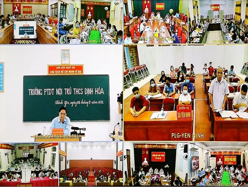 Thủ tướng Phạm Minh Chính chủ trì hội nghị trực tuyến khi đến thăm và làm việc tại Thái Nguyên