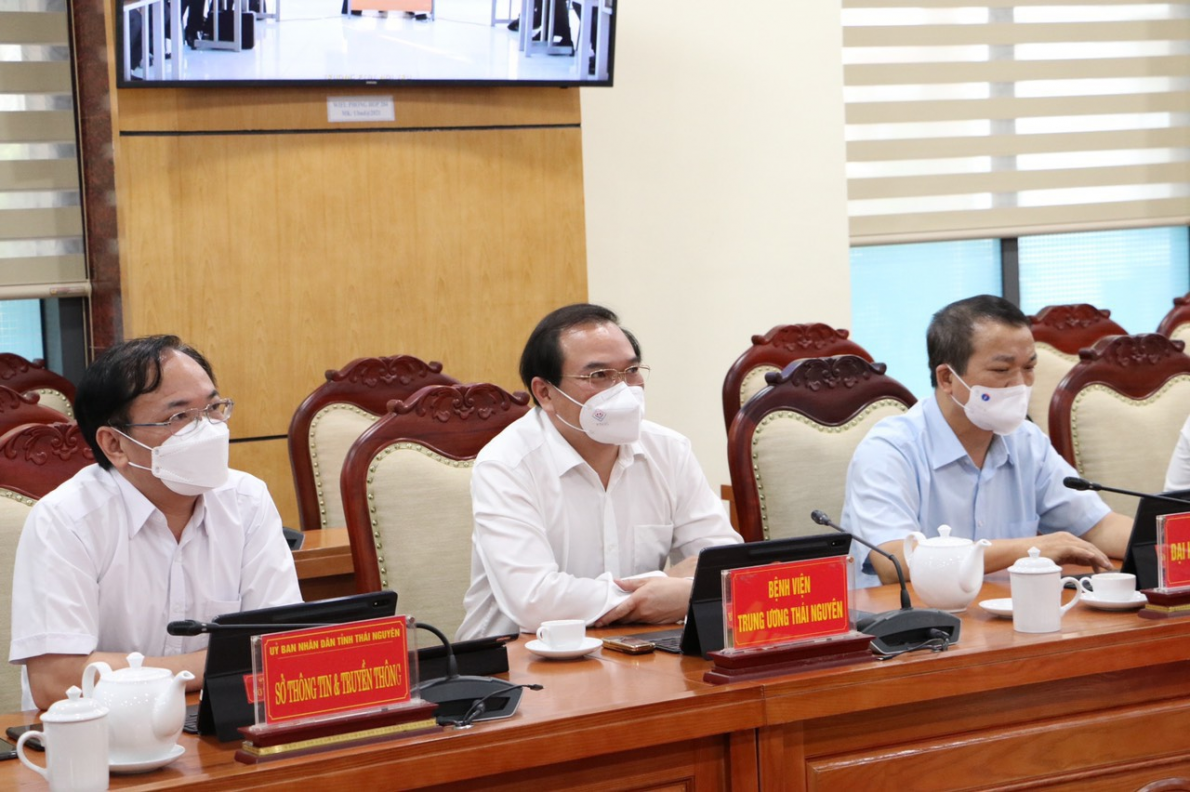 PGS.TS Nguyễn Công Hoàng, Bí thư Đảng ủy, Giám đốc Bệnh viện Trung ương Thái Nguyên, đại biểu Quốc hội khóa XV (ngồi giữa) tham dự Hội nghị.