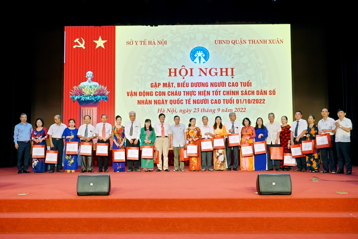 Nhân ngày Quốc tế Người cao tuổi 1/10: Hà Nội biểu dương  người cao tuổi vận động con cháu thực hiện tốt chính sách dân số  và làm kinh tế giỏi
