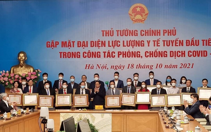 Thủ tướng Chính phủ gặp mặt đại diện lực lượng y tế tuyến đầu tiêu biểu trong công tác phòng, chống dịch COVID-19