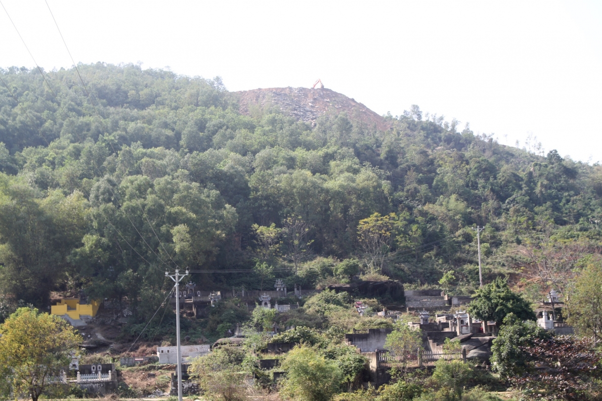 Huyện Hà Trung (Thanh Hóa):  Hàng nghìn ngôi mộ có nguy cơ bị mỏ khai thác đá xâm hại