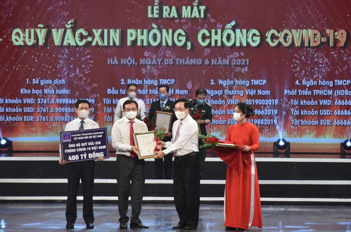 Chủ tịch HĐTV Hoàng Quốc Vượng trao số tiền ủng hộ 400 tỉ đồng cho Quỹ Vắc-xin phòng chống Covid-19