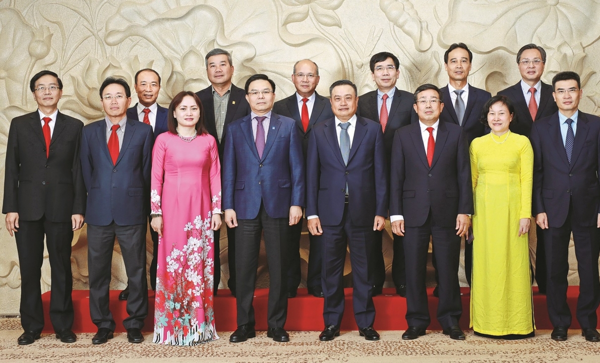 5601 bai 1 anh 1 tap the ban thuong vu dang uy tap doan dau khi quoc gia viet nam khoa ii