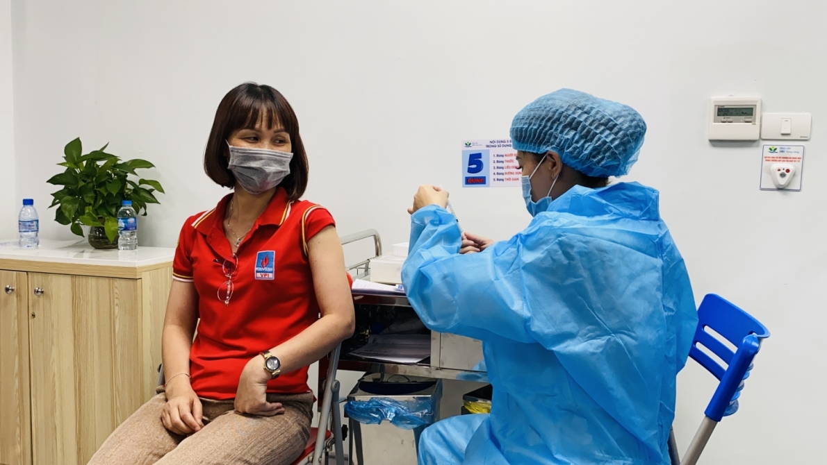 Chiến dịch tiêm vắc-xin và thực hiện mục tiêu kép của Petrevietnam Chiến dịch tiêm vắc-xin và thực hiện mục tiêu kép của Petrevietnam