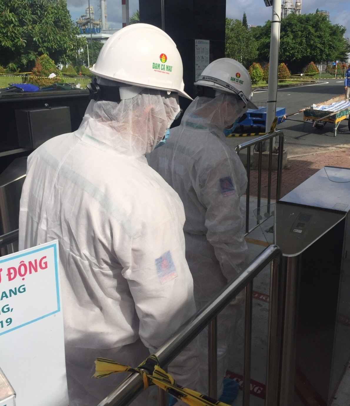 Người ra vào Nhà máy Đạm Cà Mau được kiểm soát chặt chẽ