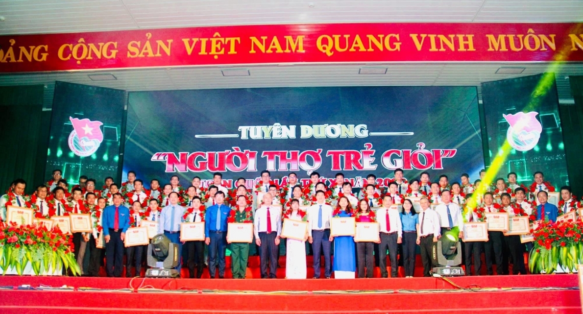 Lễ tuyên dương Người thợ trẻ giỏioàn quốc của Ngành dầu khí 3950 13 doan vien thanh nien dau khi tai le tuyen duong nguoi tho tre gioi toan quoc