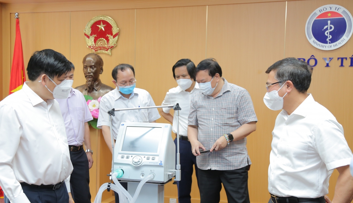 Tập đoàn dầu khí trao tặng 200 máy thở điều trị bệnh nhân Covid-19 nặng